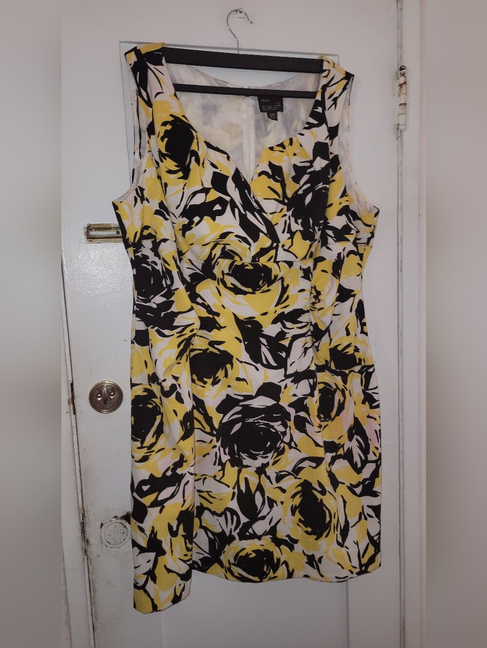 Women's Sleeveless Floral Dress in Yellow, White, Black, Sleeveless Dress Sz 24W - Picture 2 of 6